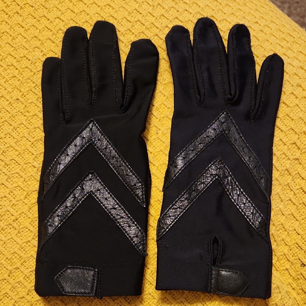 Isotoner Black Small Ladies Driving Gloves